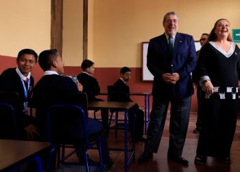 El presidente Arévalo junto a la ministra de Educación, Anabella Giracca, saludan a estudiantes del INVO en Quetzaltenango. /Foto: Gilber García