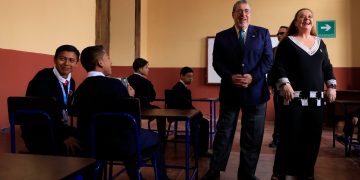 El presidente Arévalo junto a la ministra de Educación, Anabella Giracca, saludan a estudiantes del INVO en Quetzaltenango. /Foto: Gilber García