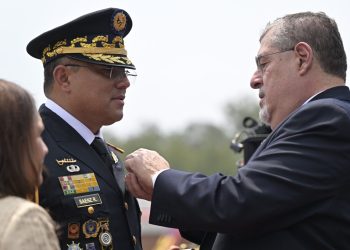 El presidente Arévalo impuso la insignia al ministro de la Defensa Henry Saenz, ascendiéndolo al grado de General de División. /Foto: Álvaro Interiano.
