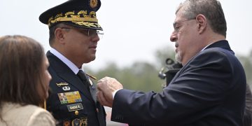 El presidente Arévalo impuso la insignia al ministro de la Defensa Henry Saenz, ascendiéndolo al grado de General de División. /Foto: Álvaro Interiano.