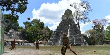 Parque Nacional Tikal ofrece distintas atracciones como el juego de pelota maya. /Foto: Dickéns Zamora.