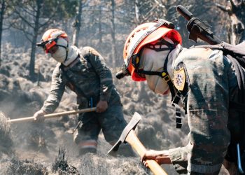 Reservistas y soldados trabajan para combatir los incendios. /Foto: Libertad Garrido.