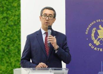 El ministro de Finanzas explica cómo sería distribuido el reajuste presupuestario de ser aprobado. /Foto: DCA