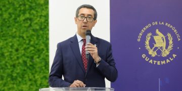 El ministro de Finanzas explica cómo sería distribuido el reajuste presupuestario de ser aprobado. /Foto: DCA
