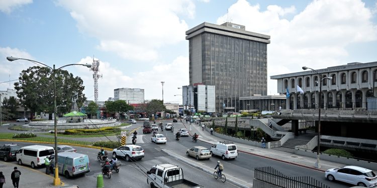 El Ministerio de Finanzas explica las mejoras de ser aprobado el reajuste presupuestario. /Foto: Álvaro Interiano.