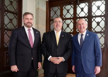 Embajador Tobin Bradley (izquierda), presidente Arévalo (centro) y senador Mike Lee. /Foto: US Embassy