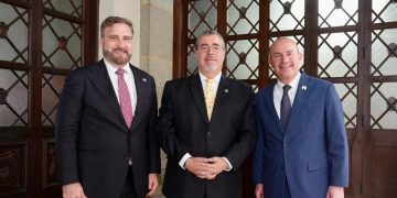 Embajador Tobin Bradley (izquierda), presidente Arévalo (centro) y senador Mike Lee. /Foto: US Embassy