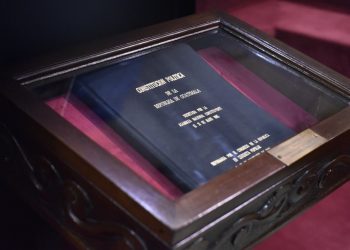 Primera edición de la Constitución Política de la República de Guatemala. /Foto: Dickéns Zamora