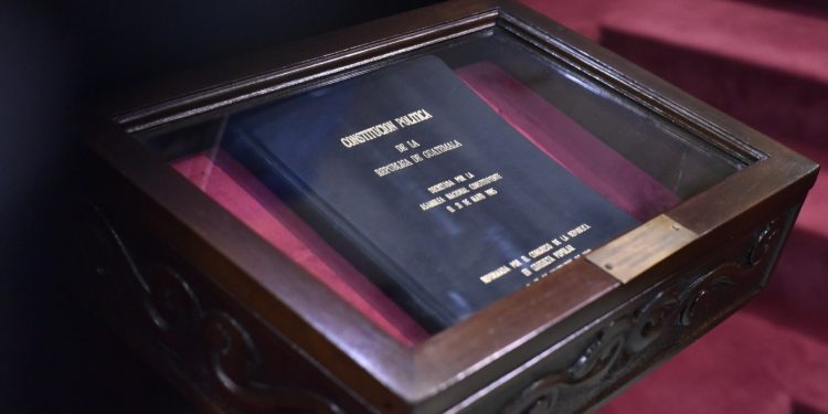 Primera edición de la Constitución Política de la República de Guatemala. /Foto: Dickéns Zamora