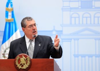 En conferencia de prensa el presidente Arévalo informó sobre medias para la reducción en precios de la canasta básica. /Foto: Gilber García
