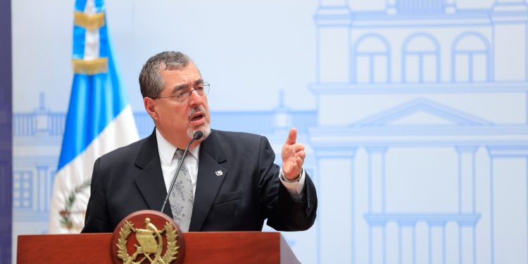 En conferencia de prensa el presidente Arévalo informó sobre medias para la reducción en precios de la canasta básica. /Foto: Gilber García