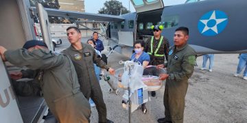Personal de Salud, Mindef y Fuerza Aérea Guatemalteca trabajaron para el traslado de los bebés vía aérea hacia la Ciudad Capital. /Foto: MSPAS