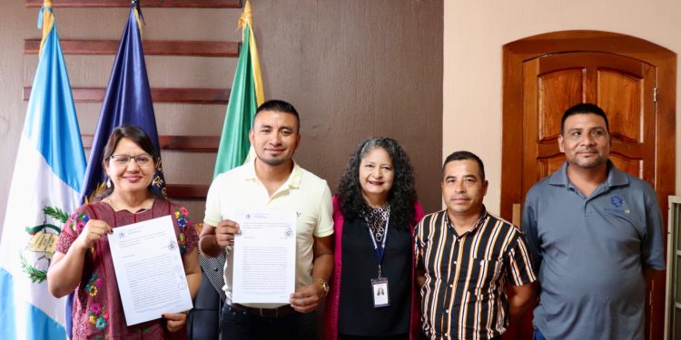 Huehuetenango firma convenios para proyectos de agua potable