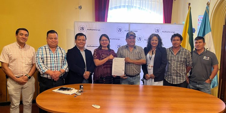 Firman convenio para sistema de agua potable en Huehuetenango