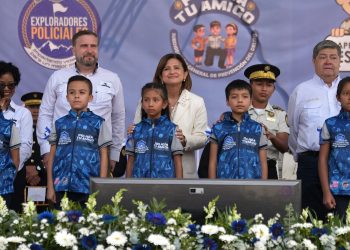 En el acto, algunos niños fueron nombrados como consejeros del programa Policía tu Amigo. /Foto: Alejandro García