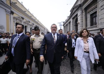 El presidente Arévalo camina hacia el Congreso de la República. / Foto: Gilber García.