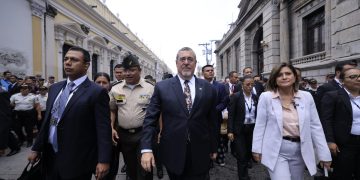 El presidente Arévalo camina hacia el Congreso de la República. / Foto: Gilber García.