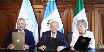 De izquierda a derecha, cancilleres de Honduras, Guatemala y México. / Foto: Secretaría de Relaciones Exteriores de México.