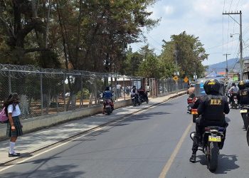 Policías Lobos GRIL refuerzan seguridad en centros educativos de Jalapa
