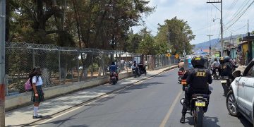 Policías Lobos GRIL refuerzan seguridad en centros educativos de Jalapa