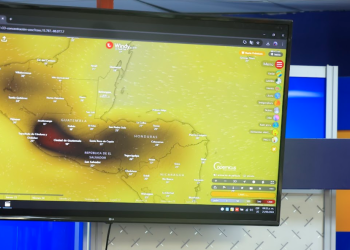 Fenómeno estacionario provoca una nube (en color negro) de contaminantes. / Foto: Noé Pérez.