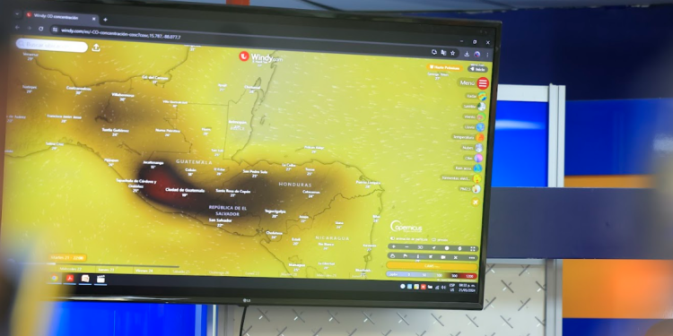 Fenómeno estacionario provoca una nube (en color negro) de contaminantes. / Foto: Noé Pérez.