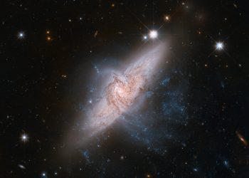Dos galaxias que parecen colisionar, pero están alejadas por millones de años luz. / Foto: Hubble.