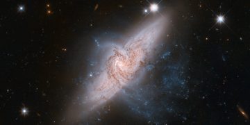 Dos galaxias que parecen colisionar, pero están alejadas por millones de años luz. / Foto: Hubble.