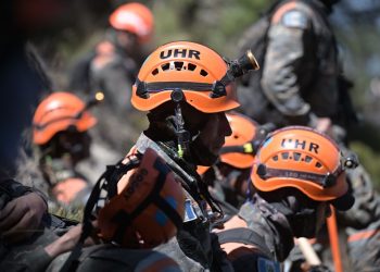 A pesar de los desafíos, el Ejército de Guatemala continúa su labor de sofocar incendios. / Foto: Álvaro Interiano.