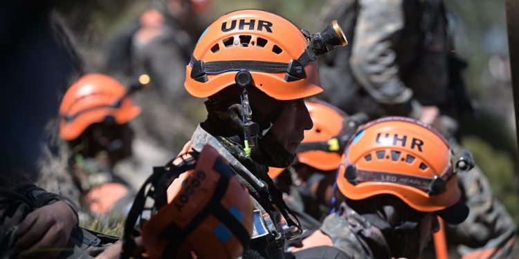 A pesar de los desafíos, el Ejército de Guatemala continúa su labor de sofocar incendios. / Foto: Álvaro Interiano.