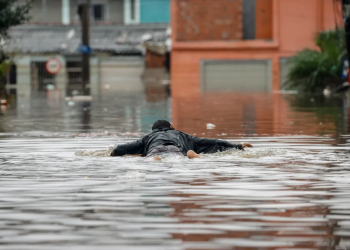 Afectado por inundaciones en Brasil nadando para desplazarse. / Foto: EFE.