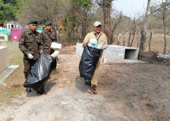 El Ejército de Guatemala reafirma su compromiso con la salud de los guatemaltecos a través de la eliminación de chatarra. / Foto: Ejército.