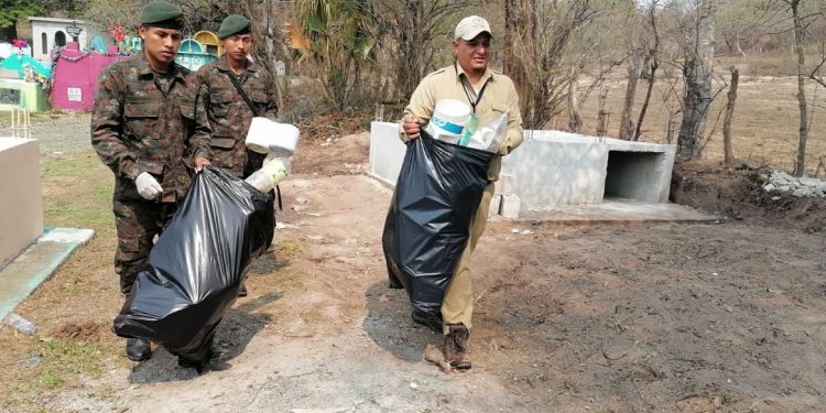 El Ejército de Guatemala reafirma su compromiso con la salud de los guatemaltecos a través de la eliminación de chatarra. / Foto: Ejército.