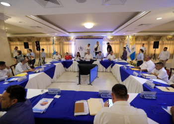 Presidente Bernardo Arévalo en reunión con alcaldes de Chiquimula. / Foto: Gilber García.
