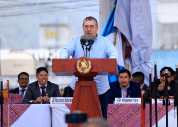Presidente Arévalo dirigiéndose al pueblo y líderes de los 48 Cantones. / Foto: Gilber García.