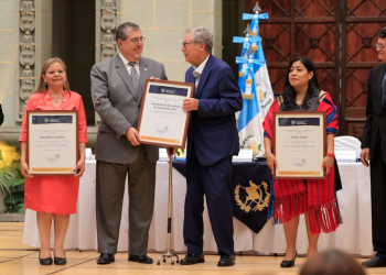 Entrega de reconocimiento a periodistas y a la APG. / Foto: Gilber García.