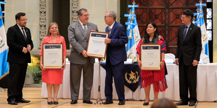 Entrega de reconocimiento a periodistas y a la APG. / Foto: Gilber García.