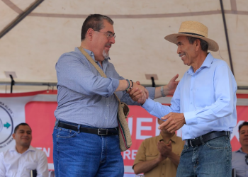 Presidente Arévalo con líder xinca. / Foto: Gilber García.