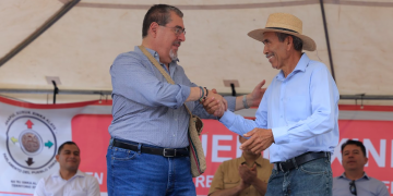 Presidente Arévalo con líder xinca. / Foto: Gilber García.