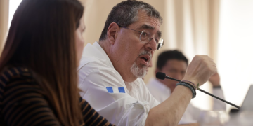 Presidente Arévalo dirigiéndose a alcaldes de Sololá. / Foto: Dickéns Zamora.