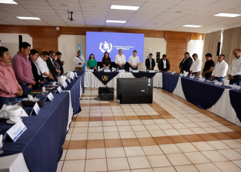 Presidente Bernardo Arévalo en reunión con alcaldes de Sololá. / Foto: Dickéns Zamora.