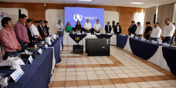 Presidente Bernardo Arévalo en reunión con alcaldes de Sololá. / Foto: Dickéns Zamora.