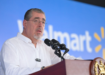 Presidente Arévalo dando su discurso en el evento de Walmart. / Foto: Álvaro Interiano.