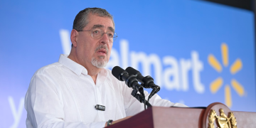 Presidente Arévalo dando su discurso en el evento de Walmart. / Foto: Álvaro Interiano.