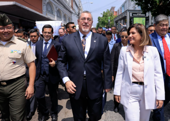 Presidente y Vicepresidenta liderando caminata para presentar iniciativa de ley. / Foto: Gilber García.