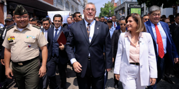 Presidente y Vicepresidenta liderando caminata para presentar iniciativa de ley. / Foto: Gilber García.