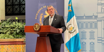 El presidente Bernardo Arévalo anunció apoyo para 3 millones de hogares para disminuir el costo de energía eléctrica.