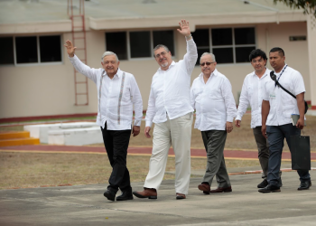 Los presidentes de México y Guatemala junto a ministros, abordan temas de interés bilateral en Tapachula, Chiapas. /Foto: Noé Pérez.