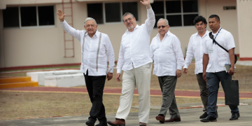 Los presidentes de México y Guatemala junto a ministros, abordan temas de interés bilateral en Tapachula, Chiapas. /Foto: Noé Pérez.