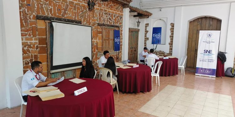 Efectúan taller de orientación laboral en Jalapa